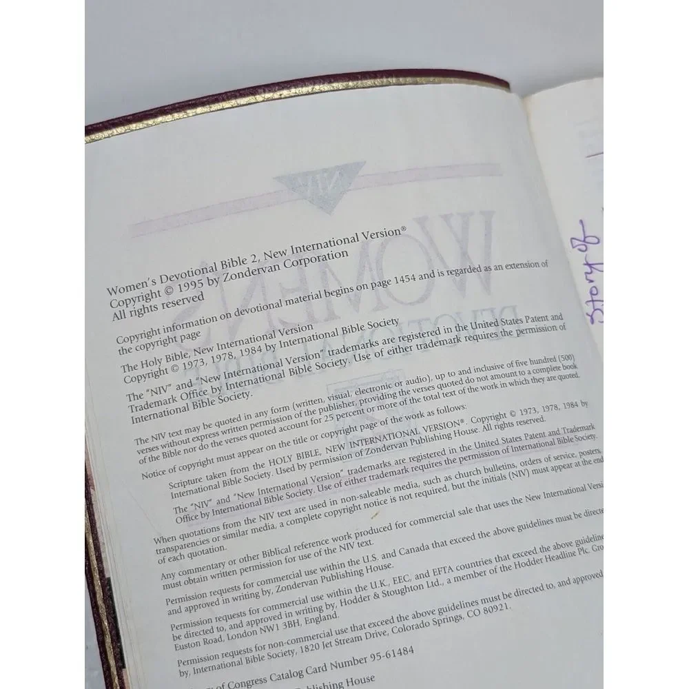 WOMEN'S DEVOTIONAL BIBLE‎ 2 Zondervan 1995 NIV Dark Pink Leather 90s Vintage